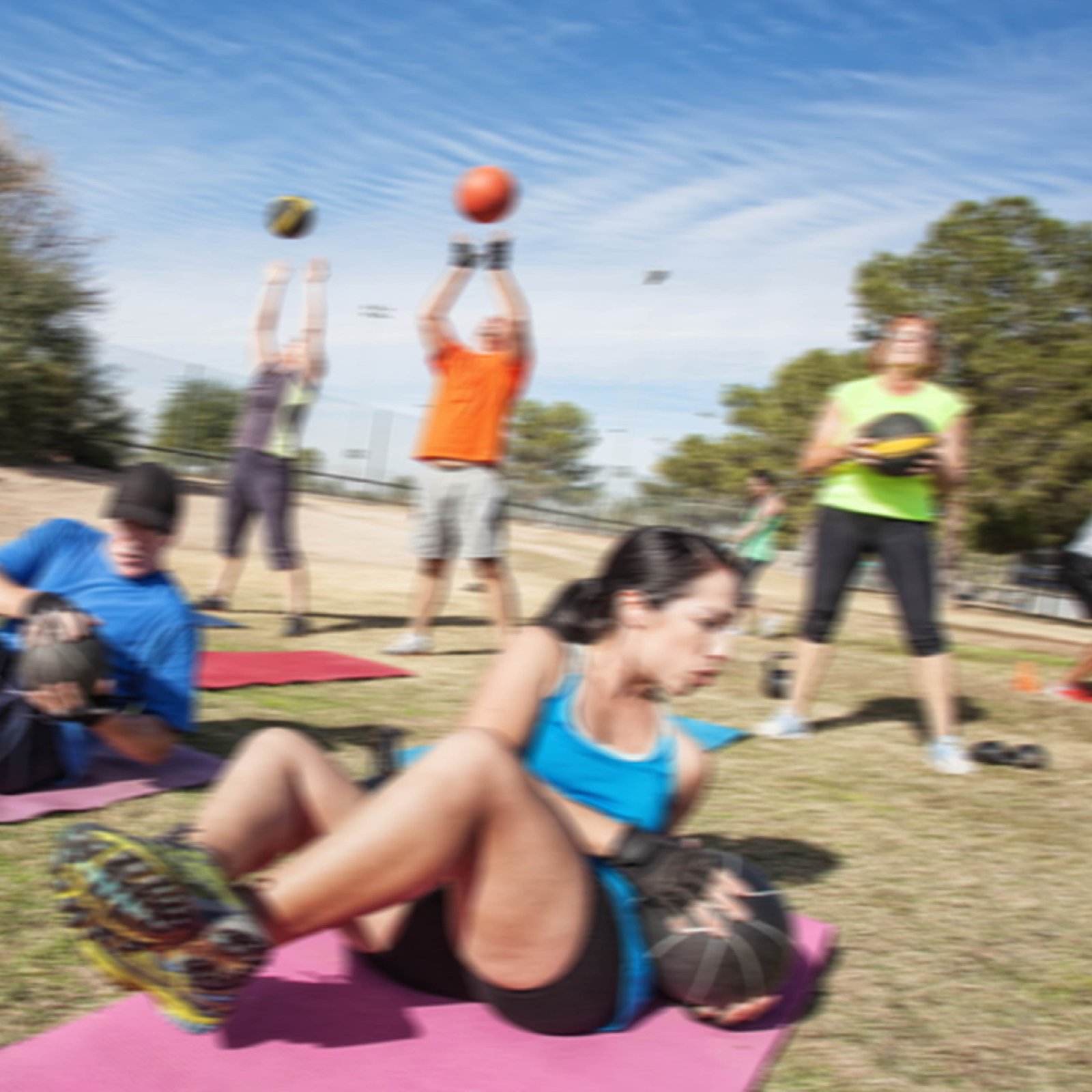 Personas entrenando en parque