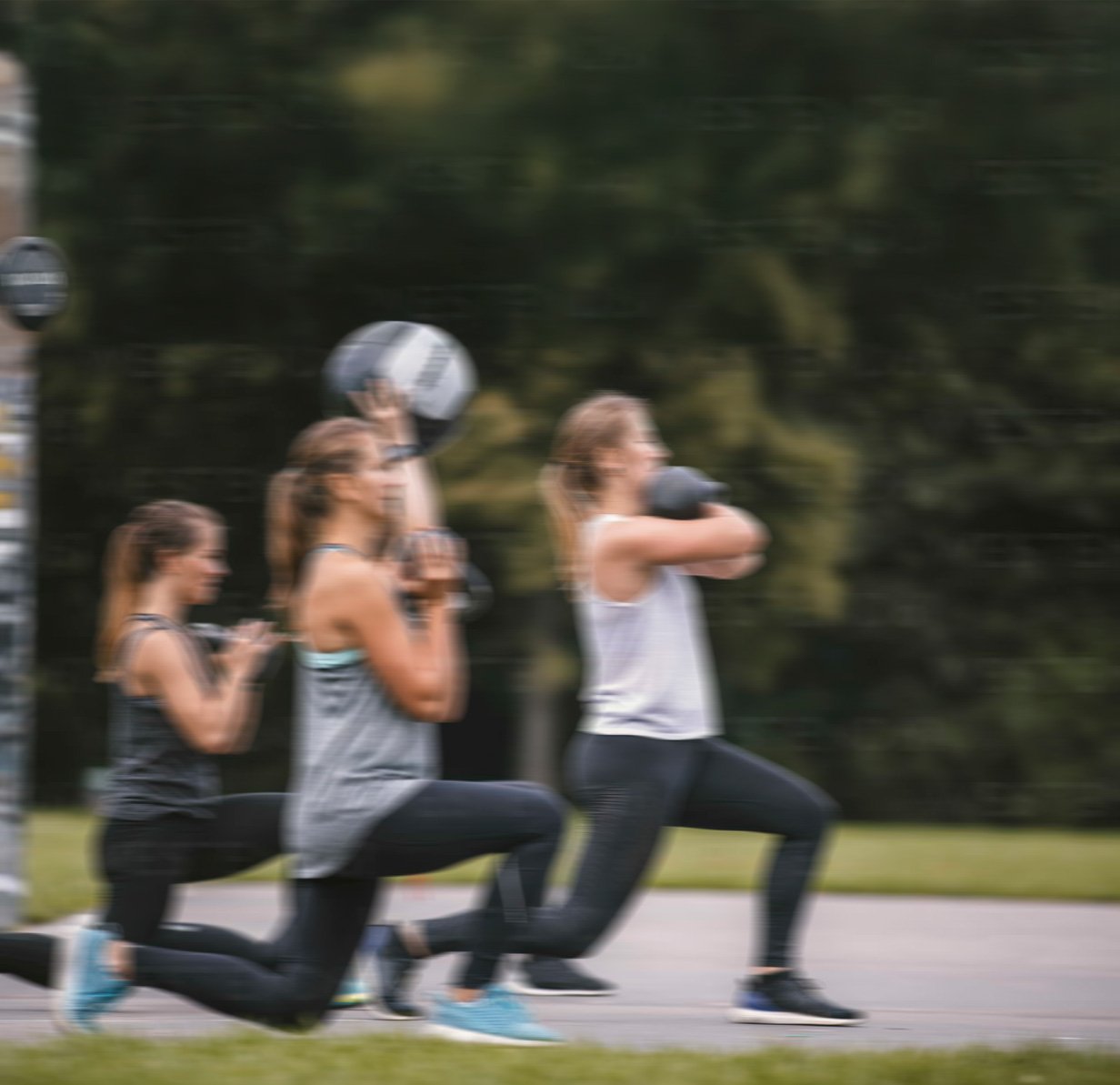 Personas entrenando en parque